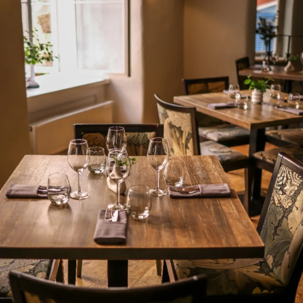 Glass Table Addicciando: The Masterpiece of Modern Home Decor